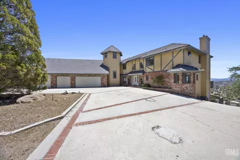 24050 Jacaranda Dr, Tehachapi, CA 93561