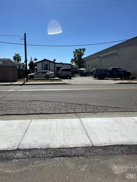 241 Sequoia Dr, Bakersfield, CA 93308