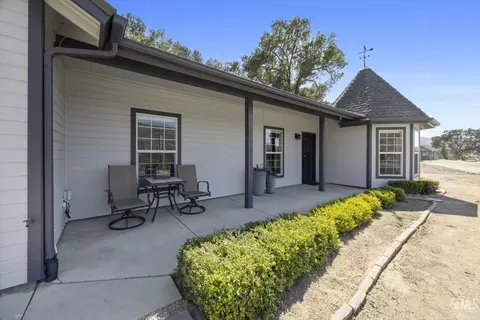 Exterior - 23300 Calico Ct, Tehachapi, CA 93561 photo 2 of 10