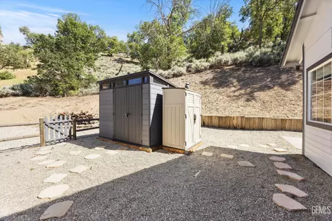 Exterior - 23300 Calico Ct, Tehachapi, CA 93561 photo 8 of 10