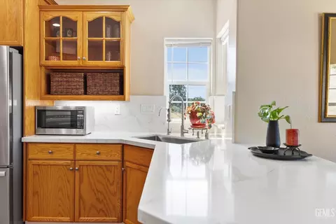 Kitchen - 23300 Calico Ct, Tehachapi, CA 93561 photo 3 of 4