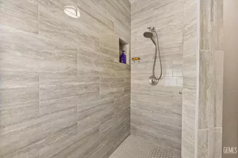 Bath - 23300 Calico Ct, Tehachapi, CA 93561 photo 2 of 3