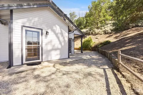 Exterior - 23300 Calico Ct, Tehachapi, CA 93561 photo 4 of 10