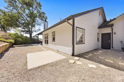 Exterior - 23300 Calico Ct, Tehachapi, CA 93561 photo 7 of 10