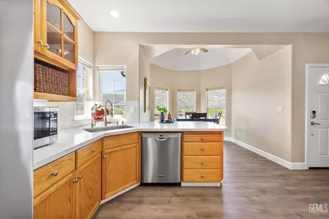 Kitchen - 23300 Calico Ct, Tehachapi, CA 93561 photo 4 of 4
