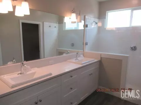 Bath - 9029 Brook Shadow Way, Shafter, CA 93263 photo 2 of 3