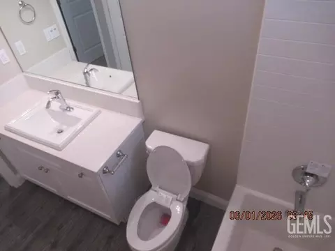 Bath - 9029 Brook Shadow Way, Shafter, CA 93263 photo 1 of 3