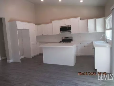 Entry Way - 9029 Brook Shadow Way, Shafter, CA 93263 photo 2 of 3