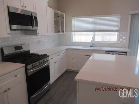 Kitchen - 9029 Brook Shadow Way, Shafter, CA 93263 photo 3 of 3