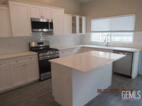 Kitchen - 9029 Brook Shadow Way, Shafter, CA 93263 photo 1 of 3