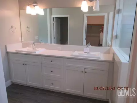 Bath - 9029 Brook Shadow Way, Shafter, CA 93263 photo 3 of 3