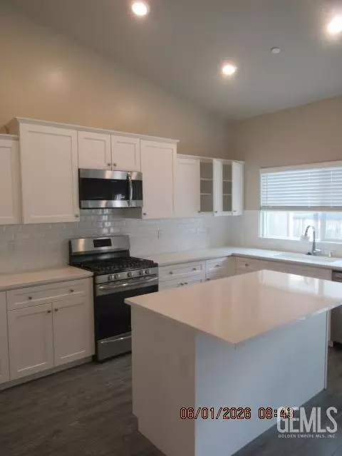 Kitchen - 9029 Brook Shadow Way, Shafter, CA 93263 photo 2 of 3