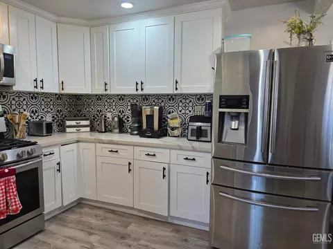 Kitchen - 720 Pierce St, Taft, CA 93268 photo 2 of 2