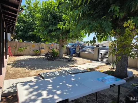 Exterior - 720 Pierce St, Taft, CA 93268 photo 3 of 7