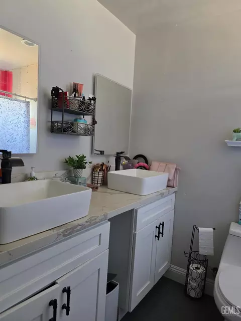 Bath - 720 Pierce St, Taft, CA 93268 photo 2 of 3