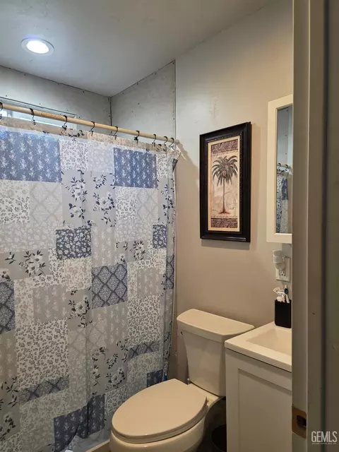 Bath - 720 Pierce St, Taft, CA 93268 photo 3 of 3