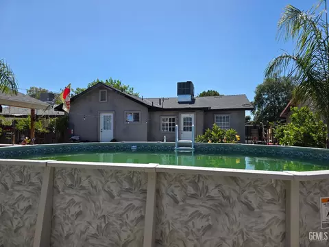 Exterior - 720 Pierce St, Taft, CA 93268 photo 6 of 7