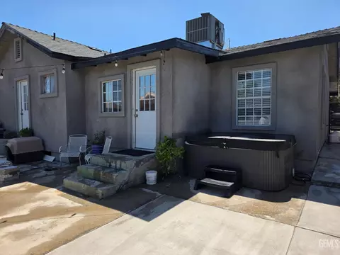 Exterior - 720 Pierce St, Taft, CA 93268 photo 5 of 7