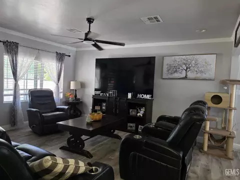 Living - 720 Pierce St, Taft, CA 93268 photo 2 of 3