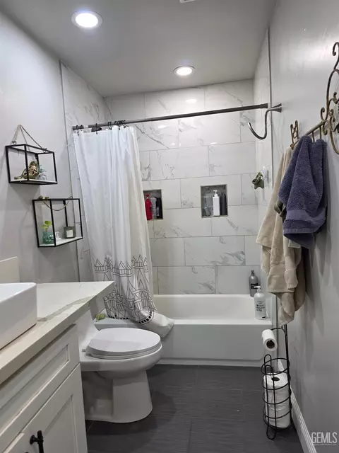 Bath - 720 Pierce St, Taft, CA 93268 photo 1 of 3