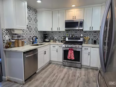 Kitchen - 720 Pierce St, Taft, CA 93268 photo 1 of 2