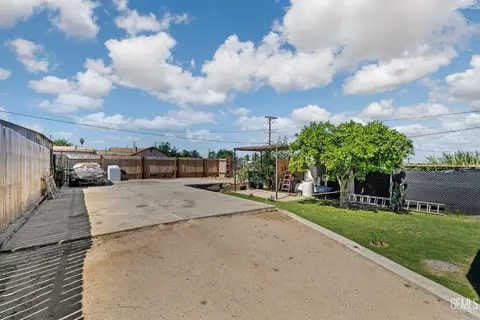 Exterior - 511 Rose Ave, Taft, CA 93268 photo 1 of 7