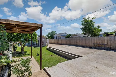 Exterior - 511 Rose Ave, Taft, CA 93268 photo 5 of 7