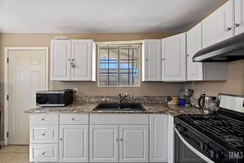 Kitchen - 511 Rose Ave, Taft, CA 93268 photo 2 of 3