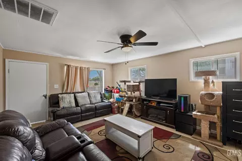 Living - 511 Rose Ave, Taft, CA 93268 photo 2 of 2