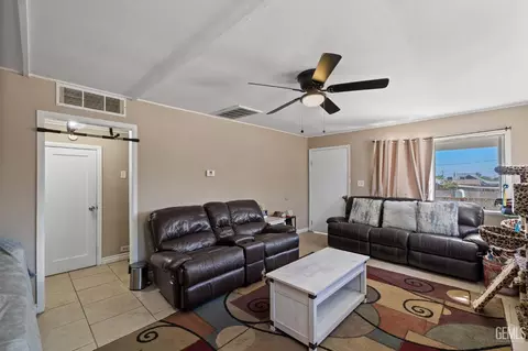 Living - 511 Rose Ave, Taft, CA 93268 photo 1 of 2