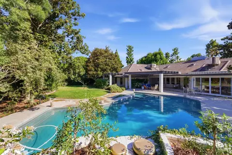 8800 Saint Cloud Ln, Bakersfield, CA 93311