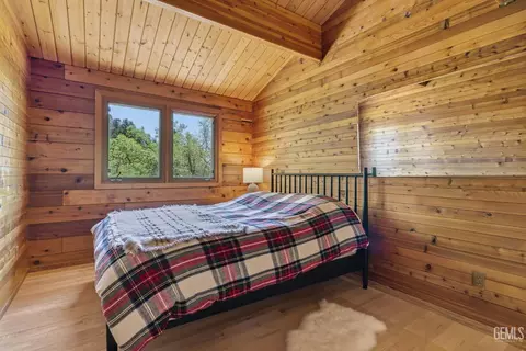 Bedroom - 26660 Cedar Creek Ct, Tehachapi, CA 93561 photo 1 of 8