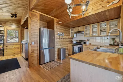 Kitchen - 26660 Cedar Creek Ct, Tehachapi, CA 93561 photo 4 of 6