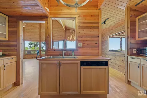 Kitchen - 26660 Cedar Creek Ct, Tehachapi, CA 93561 photo 3 of 6