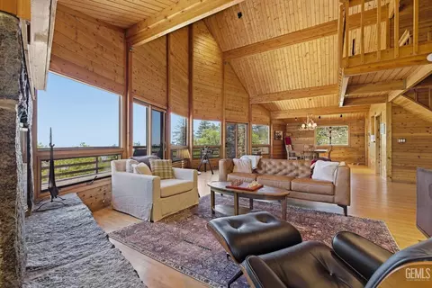 Living - 26660 Cedar Creek Ct, Tehachapi, CA 93561 photo 3 of 7