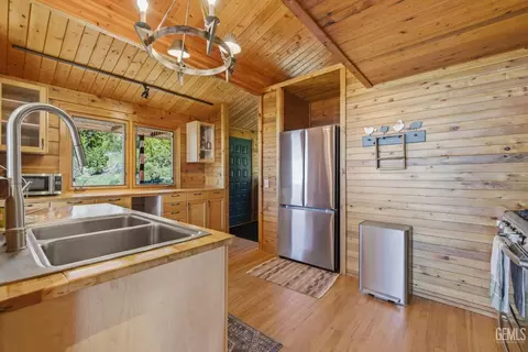Kitchen - 26660 Cedar Creek Ct, Tehachapi, CA 93561 photo 1 of 6
