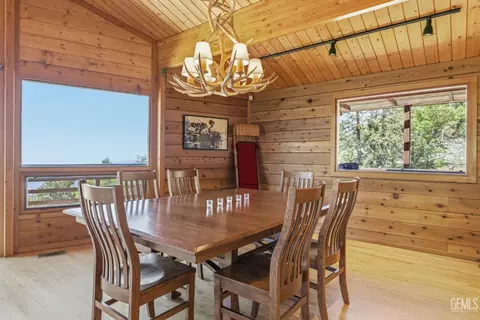 Dining - 26660 Cedar Creek Ct, Tehachapi, CA 93561 photo 4 of 6
