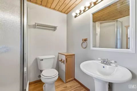 Bath - 26660 Cedar Creek Ct, Tehachapi, CA 93561 photo 4 of 4