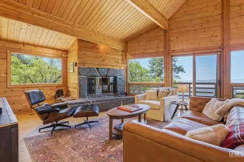 Living - 26660 Cedar Creek Ct, Tehachapi, CA 93561 photo 2 of 7