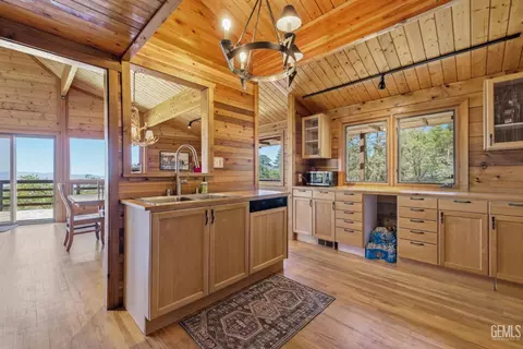 Kitchen - 26660 Cedar Creek Ct, Tehachapi, CA 93561 photo 6 of 6