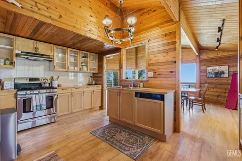 Kitchen - 26660 Cedar Creek Ct, Tehachapi, CA 93561 photo 2 of 6