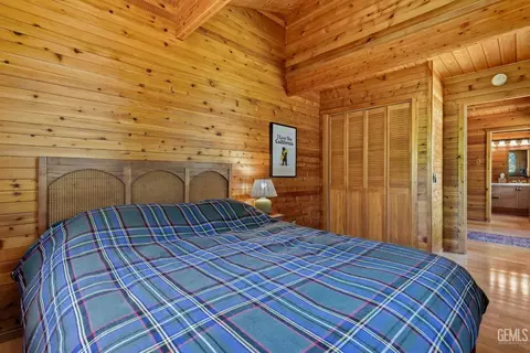 Bedroom - 26660 Cedar Creek Ct, Tehachapi, CA 93561 photo 4 of 8