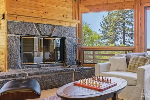 Living - 26660 Cedar Creek Ct, Tehachapi, CA 93561 photo 4 of 7