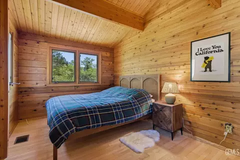 Bedroom - 26660 Cedar Creek Ct, Tehachapi, CA 93561 photo 3 of 8