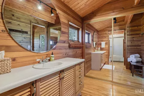 Bath - 26660 Cedar Creek Ct, Tehachapi, CA 93561 photo 3 of 4