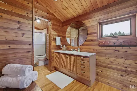 Bath - 26660 Cedar Creek Ct, Tehachapi, CA 93561 photo 2 of 4