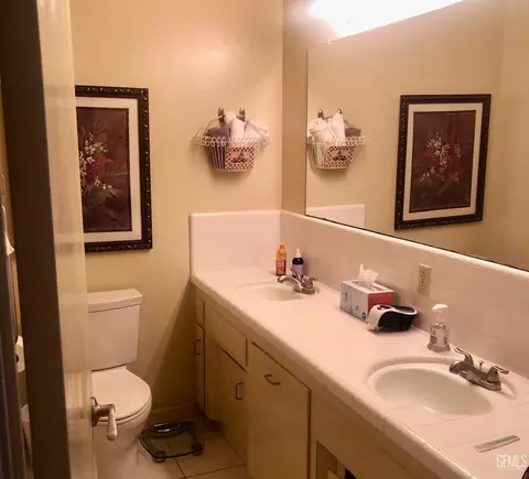 Bath - 2324 9th St, Wasco, CA 93280 photo 2 of 4