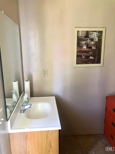 Bath - 2324 9th St, Wasco, CA 93280 photo 3 of 4