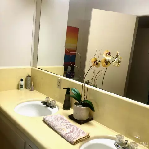 Bath - 2324 9th St, Wasco, CA 93280 photo 1 of 4