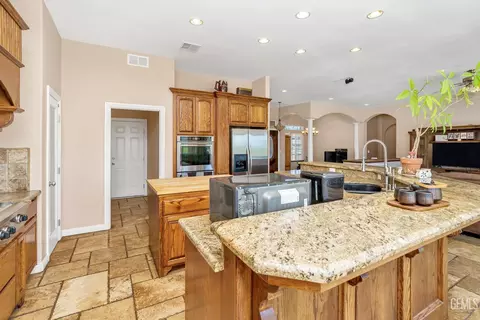 Kitchen - 20900 Fallen Leaf Dr, Tehachapi, CA 93561 photo 2 of 7